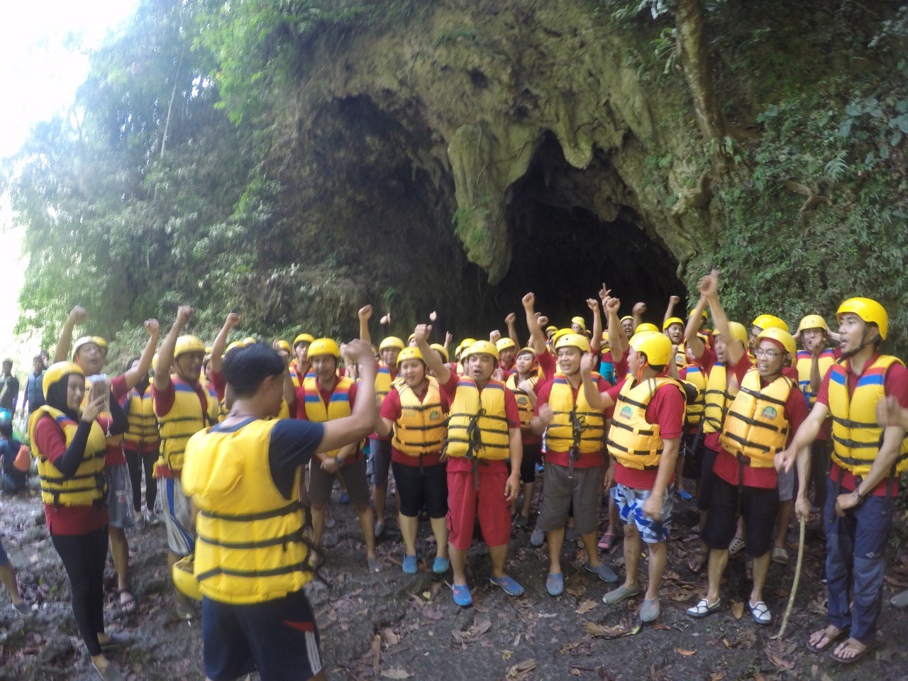 Rombongan pengunjung diberi arahan para pemandu wisata di titik pemberangkatan Gua Bau sebelum memulai wisata body rafting di Green Canyon. Roomy Roosyana